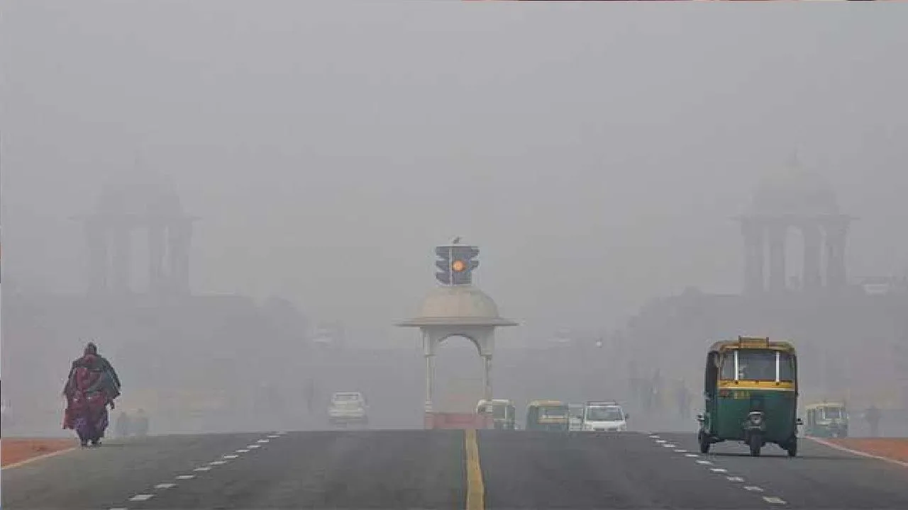 Delhi Wakes Up To Foggy Morning, Mercury Dips To 14 Degrees Celsius 