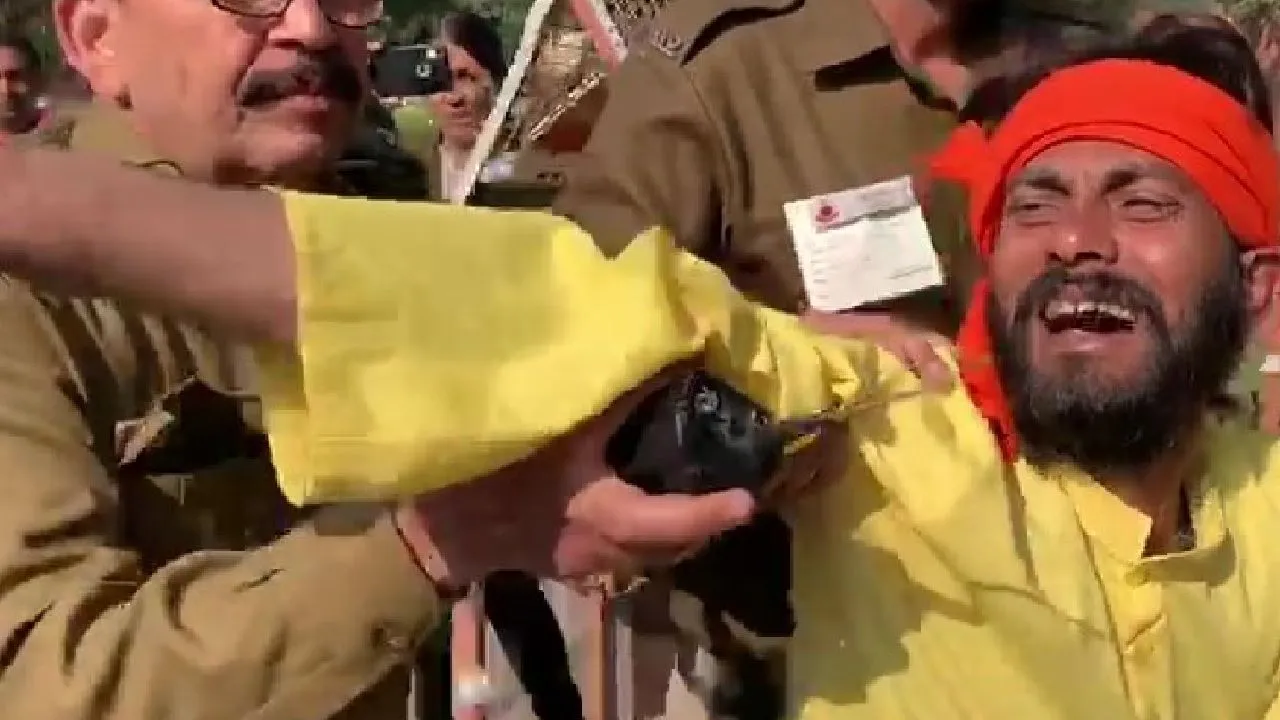 Man Who Jumped In Front Of Rajnath Singh's Convoy Detained By Delhi Police