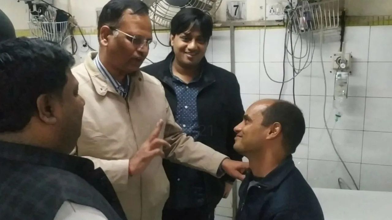 Delhi Fire: 'Hero' Fireman Saves 11 People Trapped In Anaj Mandi Building
