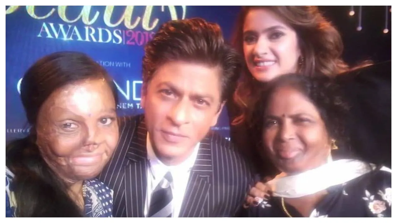 Shah Rukh Khan â€˜Ensures â€™Acid-Attack Survivors That He Will Help Them â€˜Get Back On Their Feetâ€™