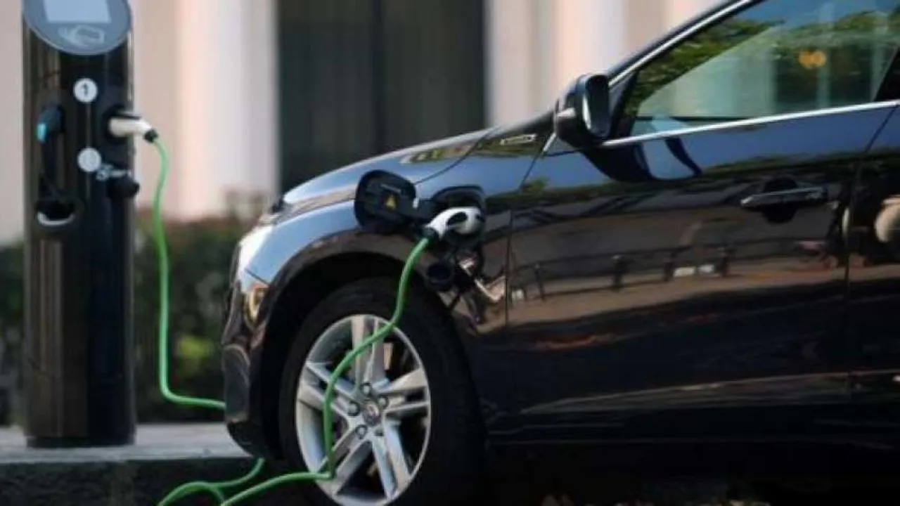India Drives Green: Electric Vehicle Market Seen Growing 36% Till 2026