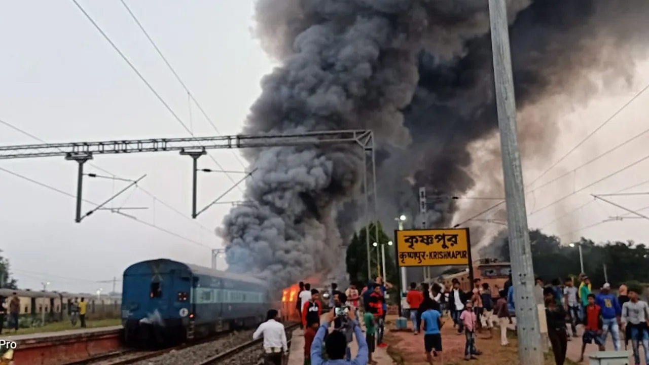 Citizenship Act Protests: Empty Trains, Buses And Toll Plaza Set On Fire In West Bengal's Murshidabad