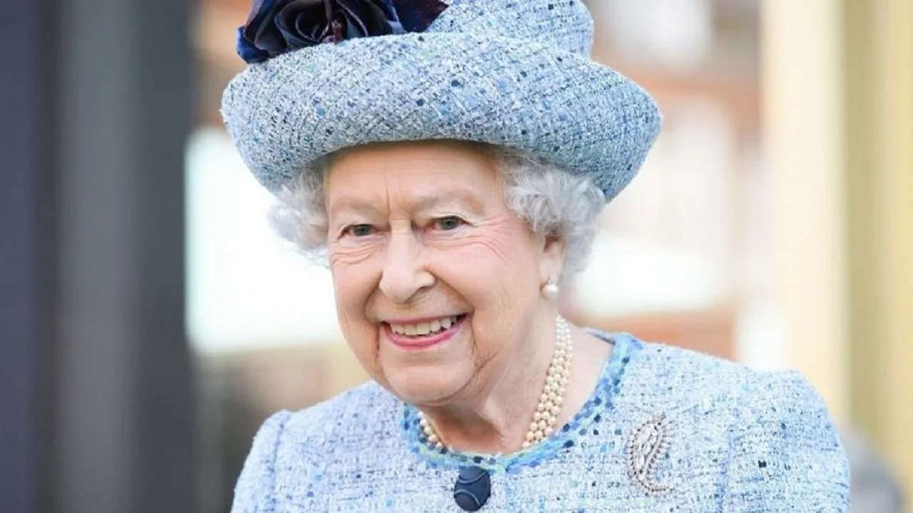 Queen Elizabeth Is Hiring 'Digital Engagement' For Her Social Media Handles, More Details Inside