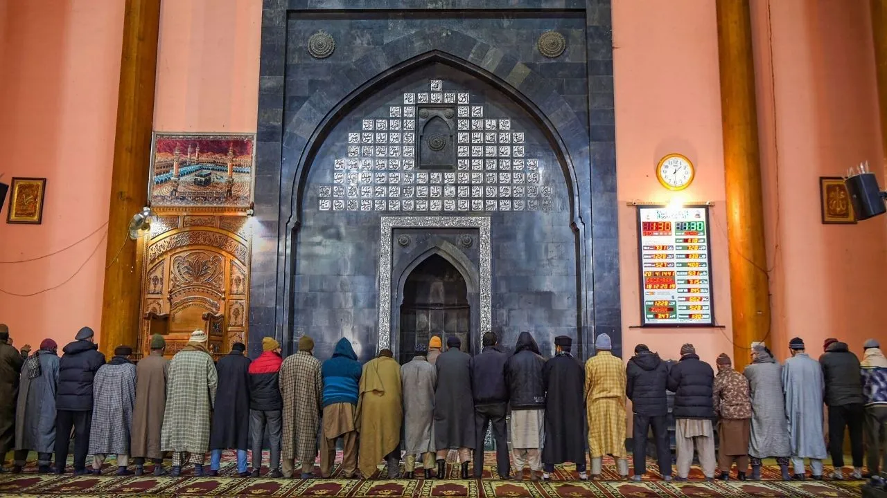 Congregational Prayers Held At Srinagarâ€™s Jamia Masjid For First Time Since August 5