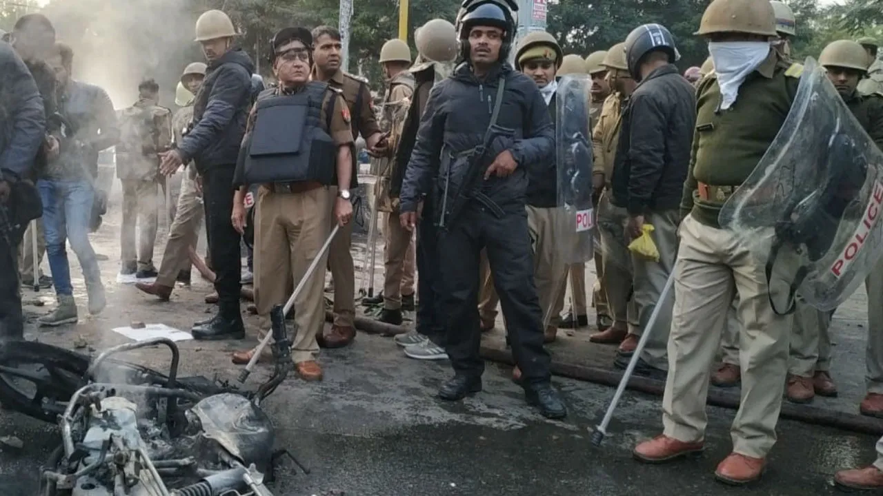 Citizenship Act: Protesters In Lucknow Pelt Stones, Torch Vehicles; Police Use Tear Gas, Batons