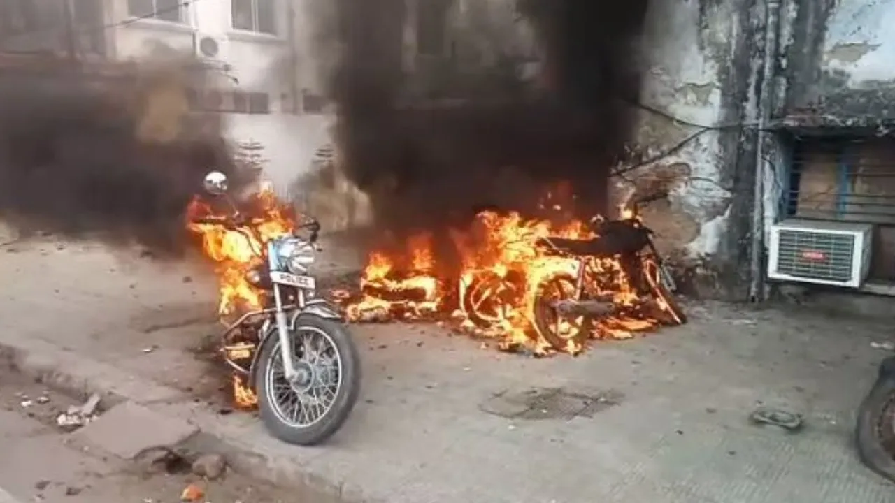 Bikes, Cars Set On Fire Outside Police Chowki In Old Lucknow's Hasanganj Amid Citizenship Protests