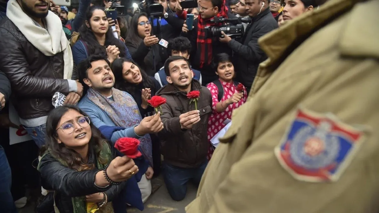 Amid Protests Over Citizenship Act, Old Delhi Residents Offer Roses To Policemen