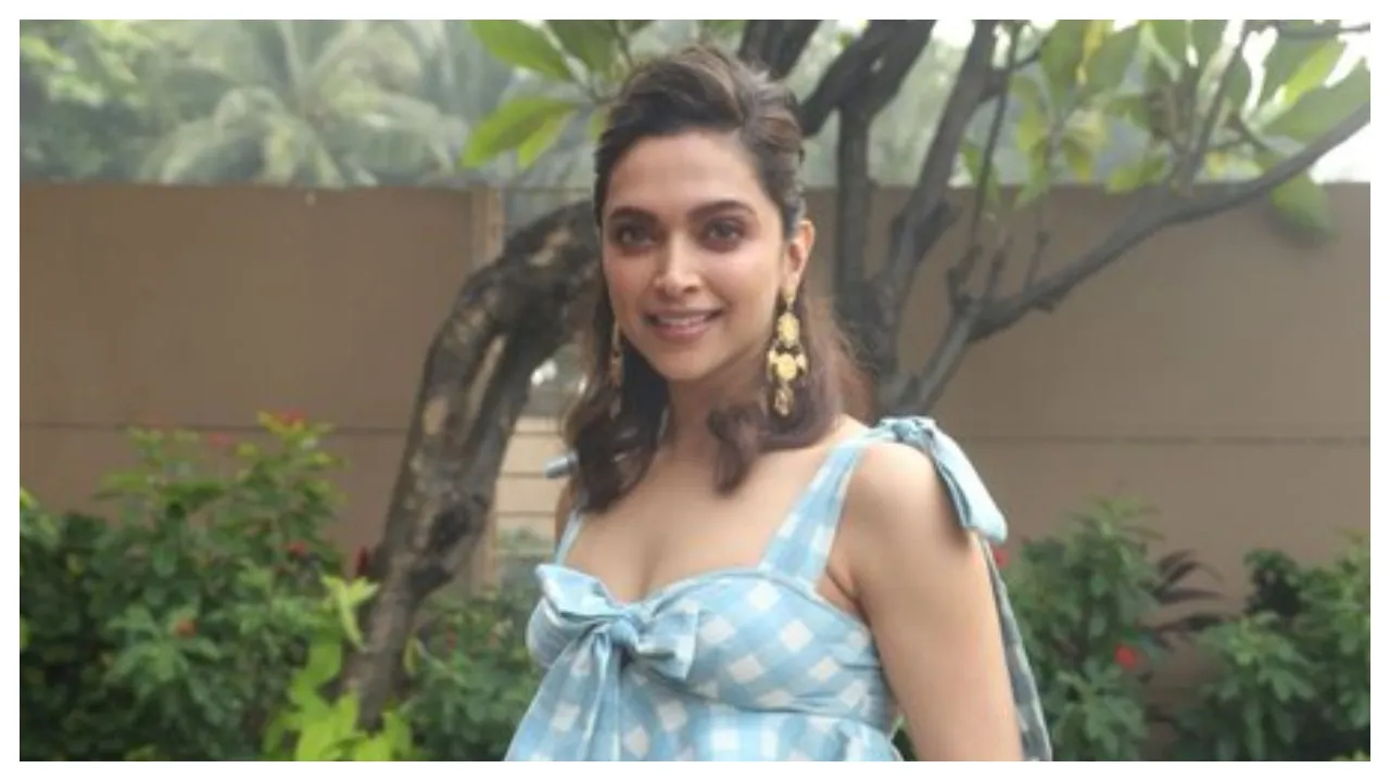 Deepika Padukone Admires Fanâ€™s Phone, Playfully Asks â€˜Mein Use Kar Sakti Hoonâ€™? WATCH 