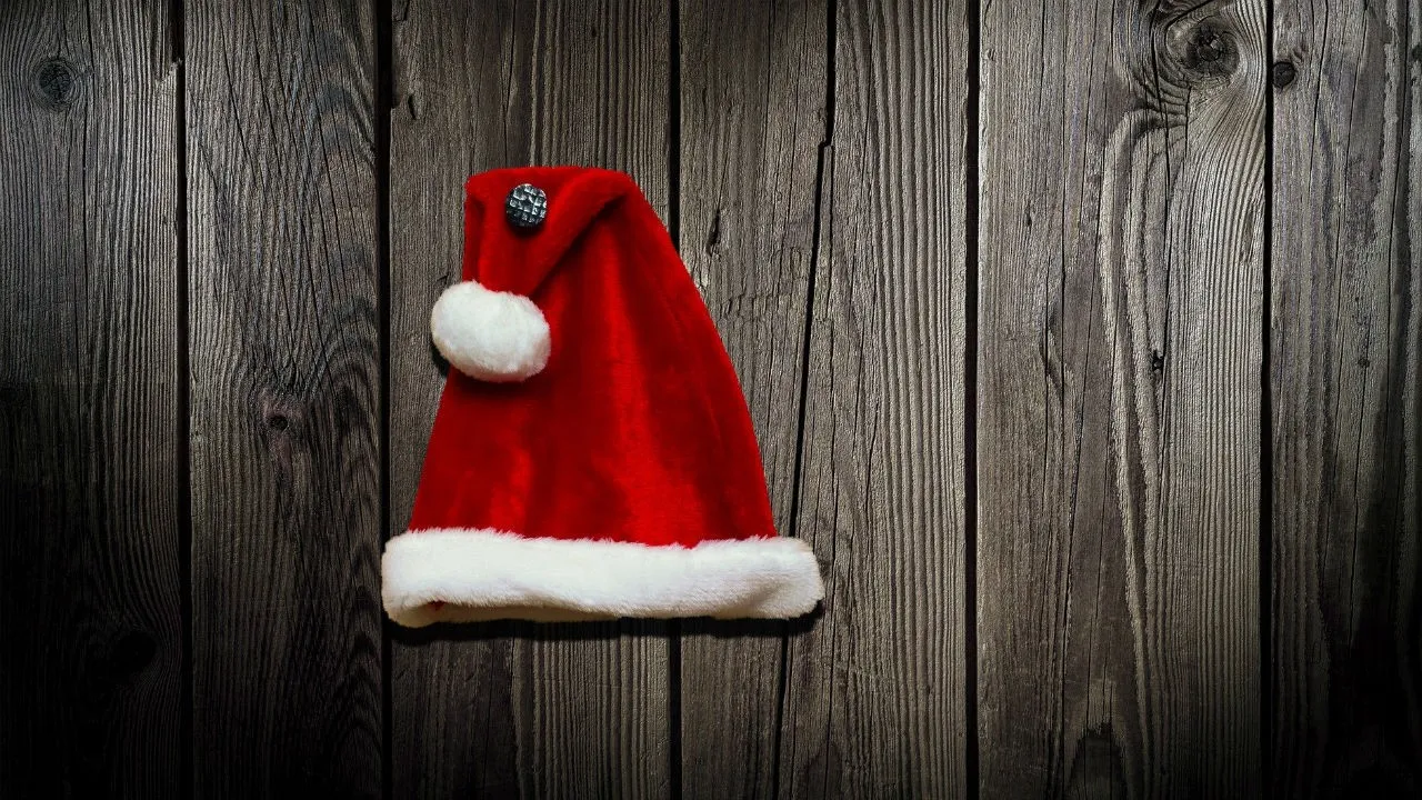Bad Santa! White-Bearded 'Merry Christmas' Bank Robber Throws Cash At Passersby