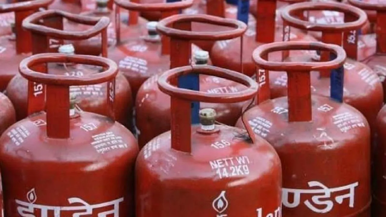 Hike In Price Of LPG Cylinders Will Put Common Man Into Deeper Financial Crisis: Congress