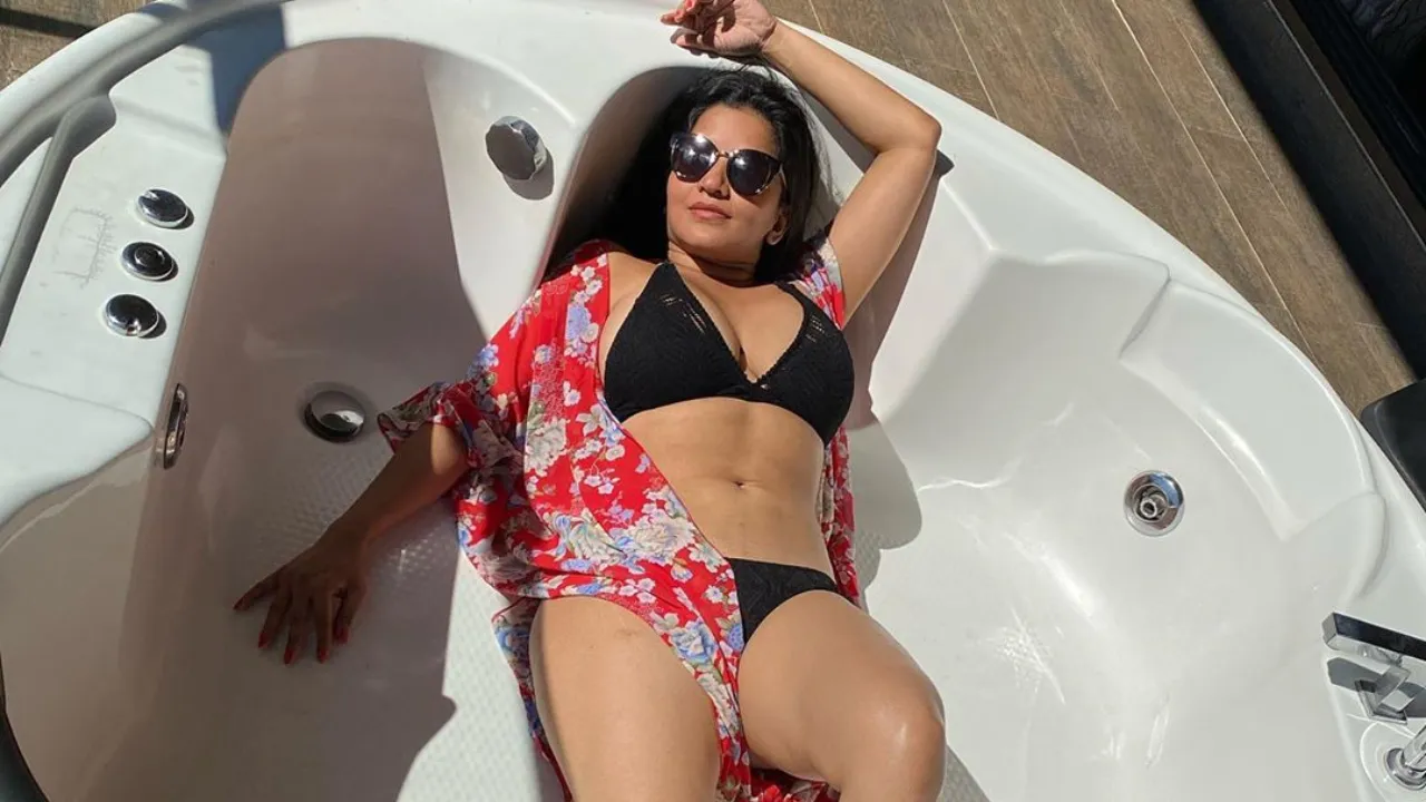 Bigg Boss 10 Contestant Monalisa's Bikini Pictures Will Leave You Gasping For Breath