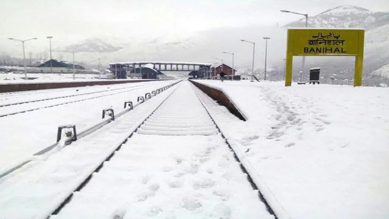 In Post-Clampdown Kashmir, Normal Internet, SIM Cards Make Banihal A 'Hotspot' 