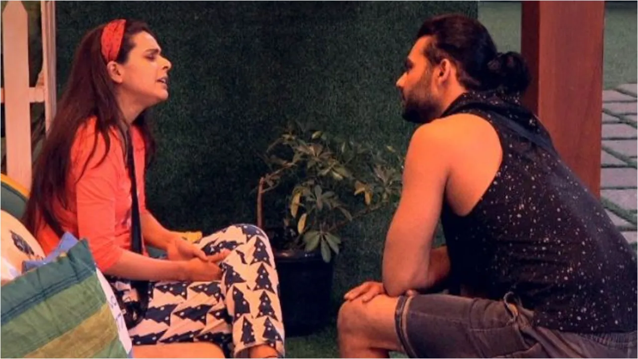 Bigg Boss 13: Madhurima Tuli Loses Her Cool, Hits Vishal Aditya Singh With Frying Pan