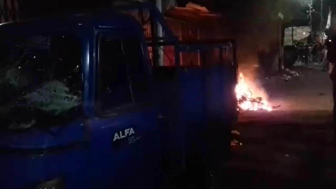 West Bengal: Clash Erupts In Kamarhati, Bombs Hurled, Motorbikes And Shops Set On Fire