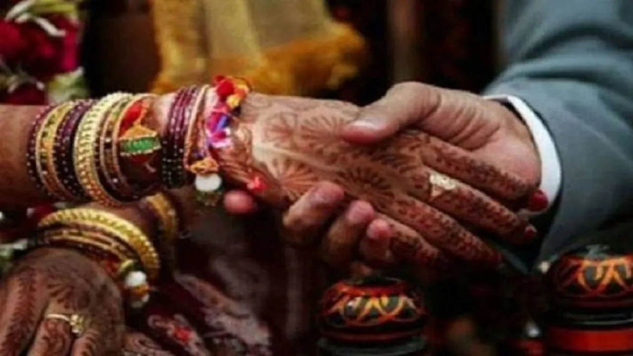 Gujarat: Groom's â€˜Himmatâ€™-Wala Father Elopes With Bride's Mother, Family Marriage Called Off