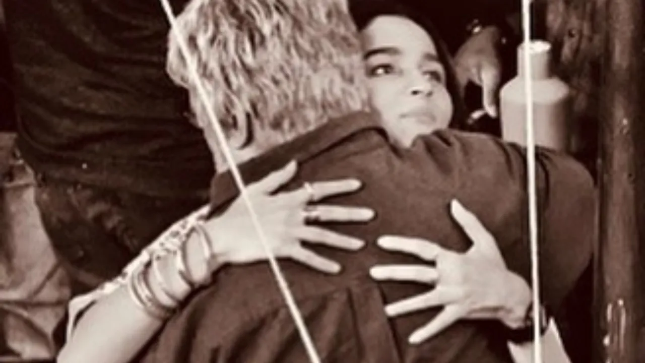 amitabh alia hugs