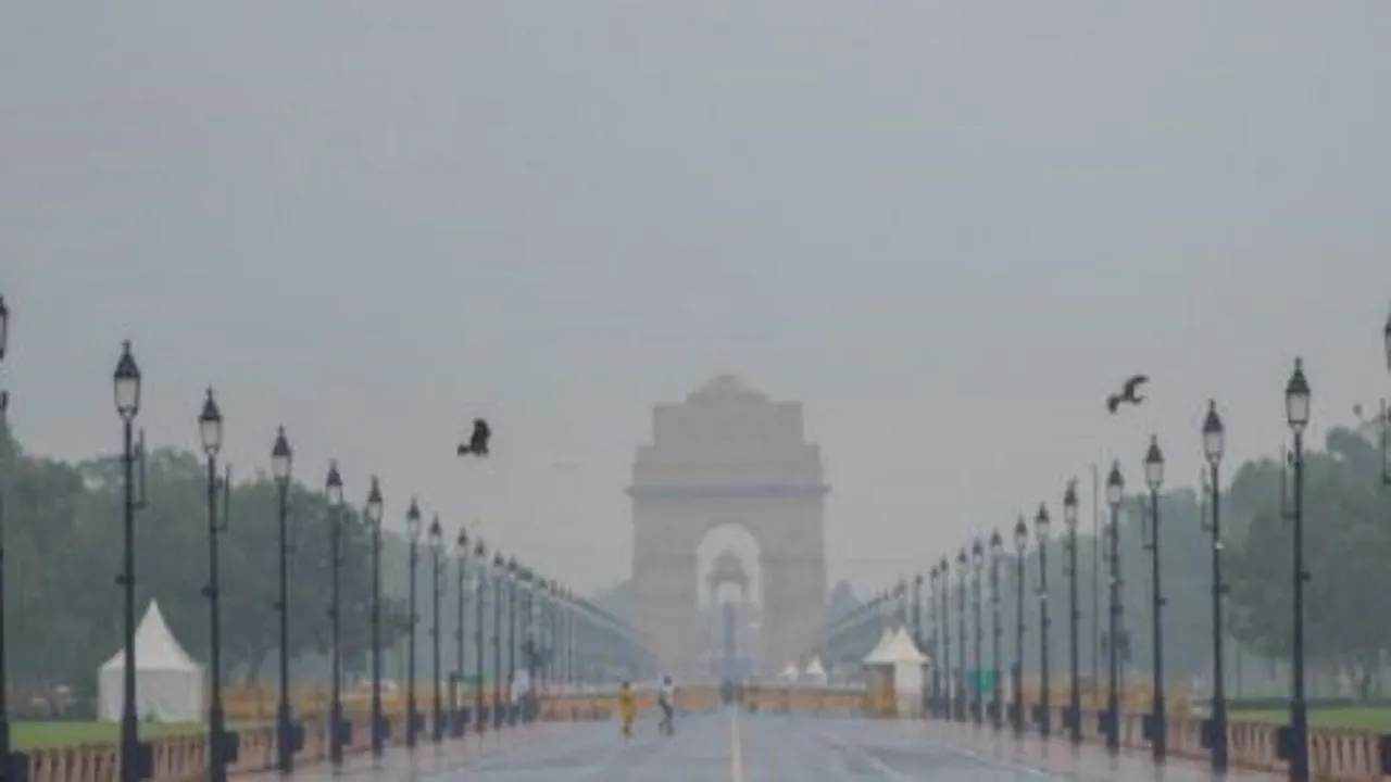 fog on india gate