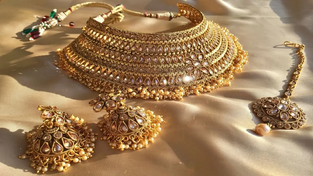 Gold Price Falls