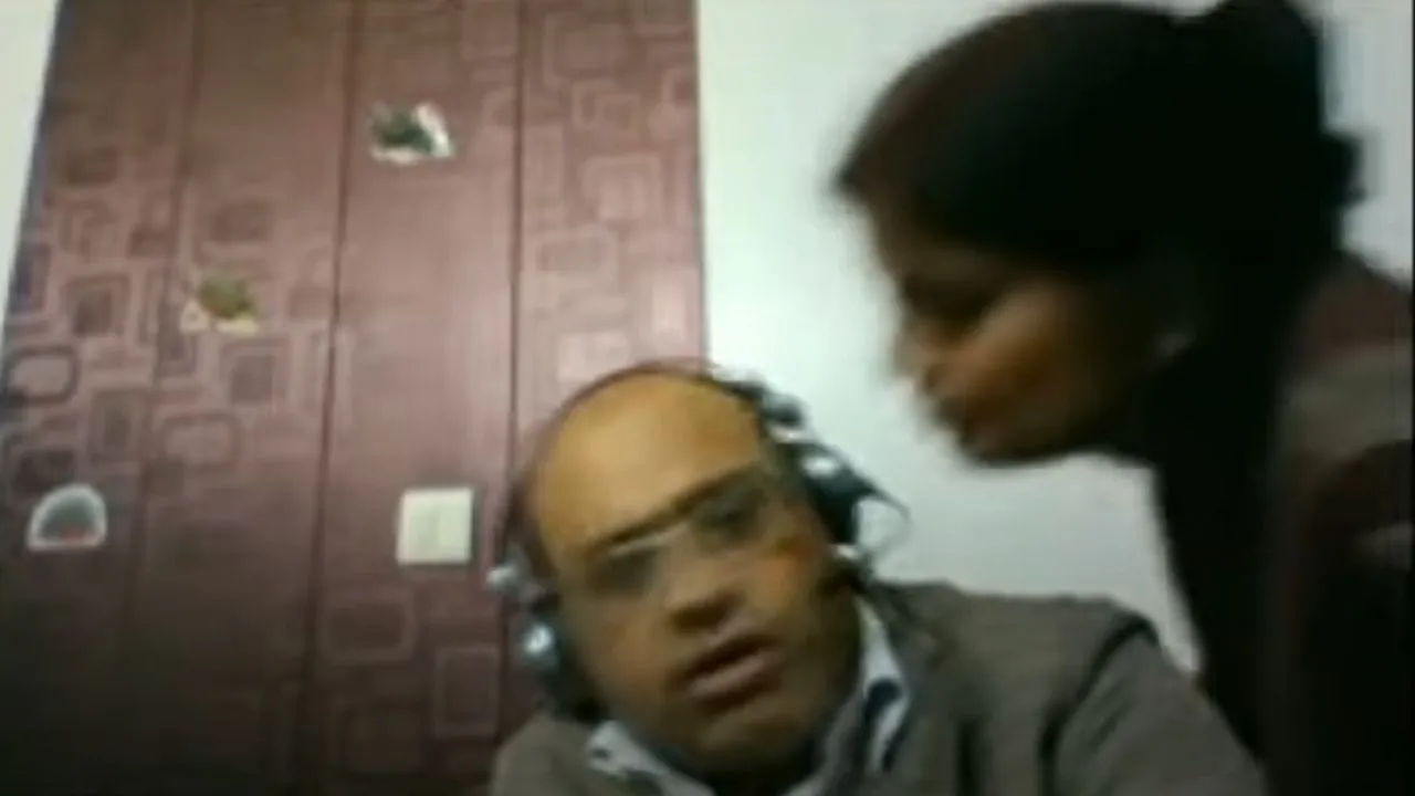 online class kiss viral video