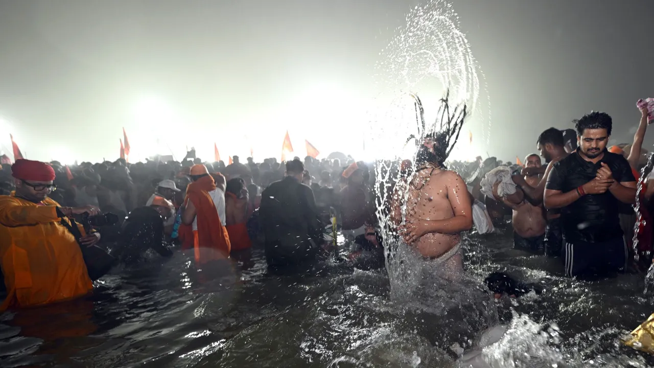 Prayagraj Mahakumbh First Amrit snan today Makar Sankranti Har Har Mahadev see photos and video