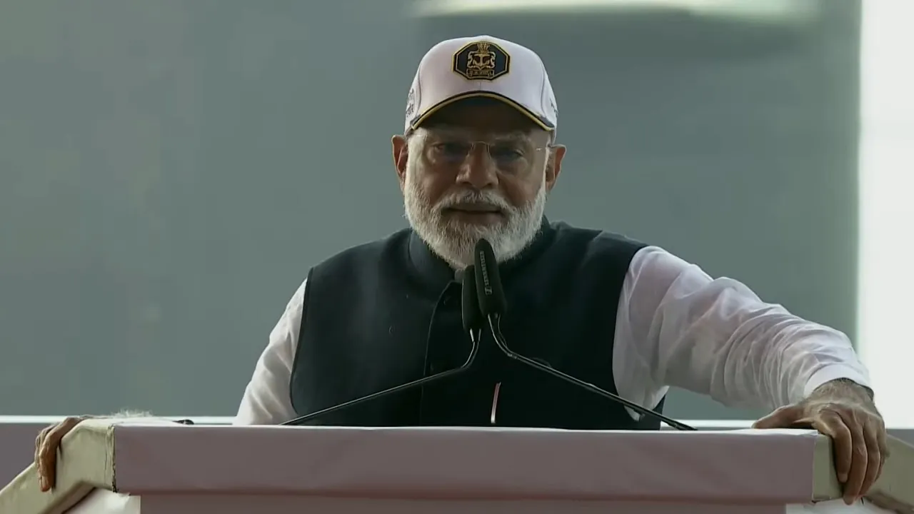 PM मोदी ने राष्ट्र को समर्पित किए तीन युद्धपोत, समुद्र में भी दुश्मन को मुंहतोड़ जवाब देगी नौसेना