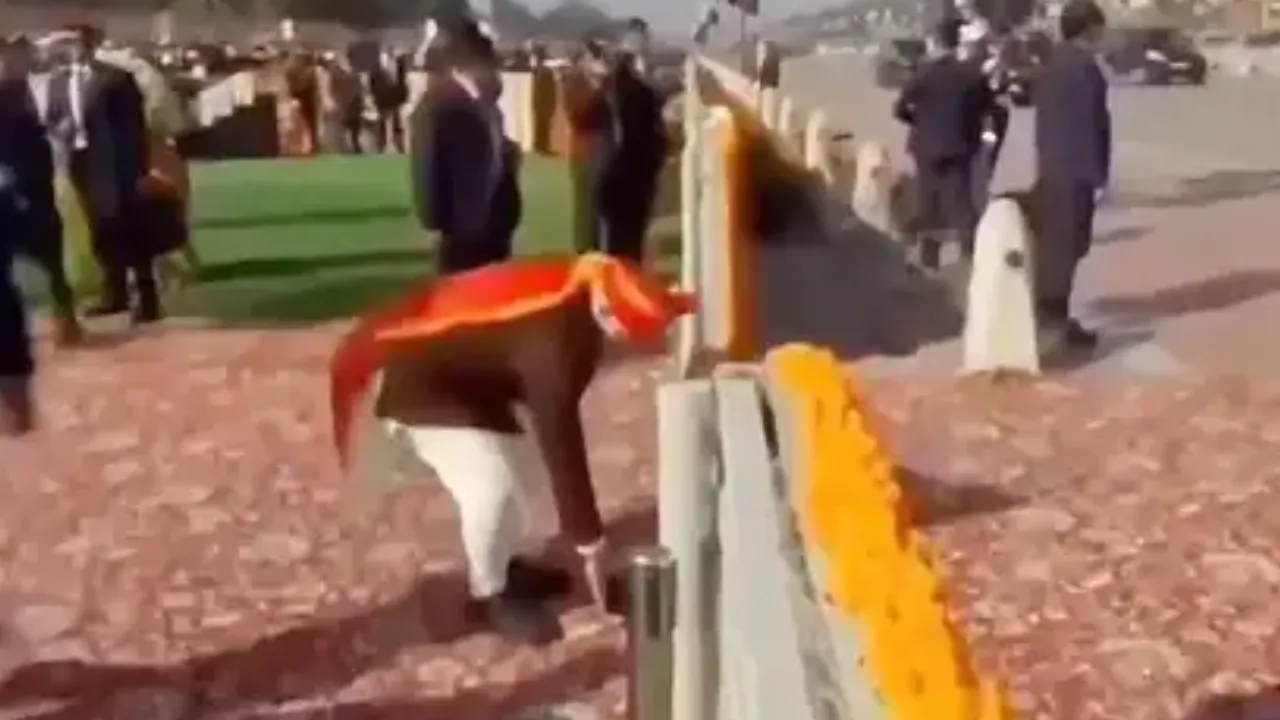 pm modi picks up waste from kartavya path