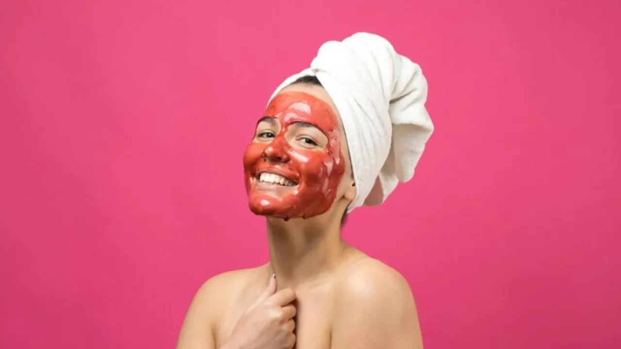 Tomato and honey scrub
