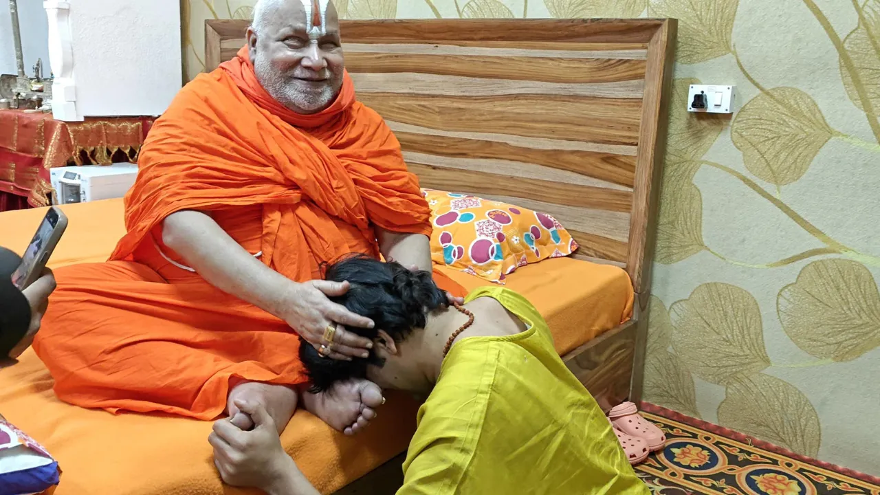 Pandit Dhirendra Krishna Shastri of Bageshwar Dham took holy dip in Sangam at Mahakumbh 2025