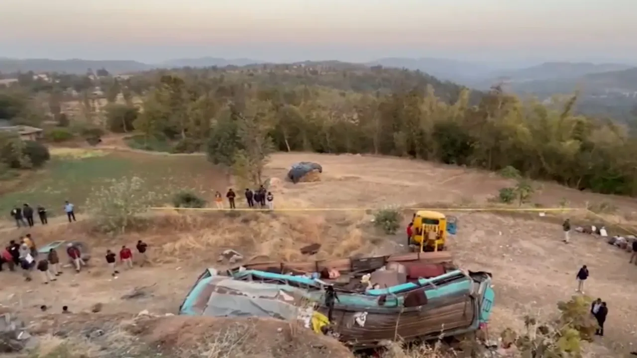 Gujarat Accident in Saputara Bus fell down into gorge many died all returning from Mahakumbh updates in hindi