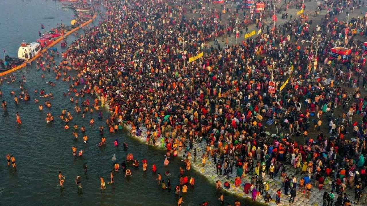 Mahakumbh 2025 Devotees praised PM Modi and CM Yogi and dismiss allegations of kumbh Arrangements
