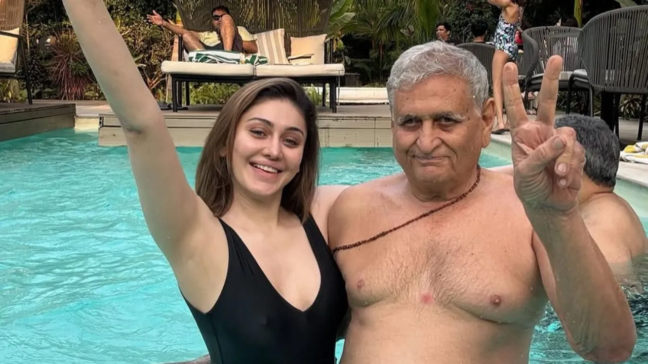  Shefali Jariwala father swimming pool photos