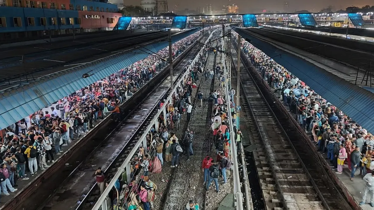 New Delhi Railway station Chhath Puja Formula to manage crowd of Mahakumbh 2025