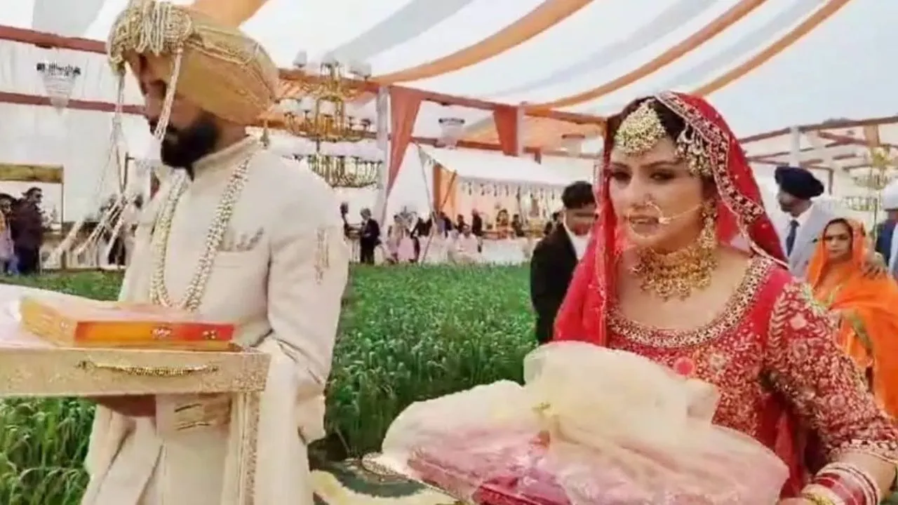 engineer couple do unique wedding image