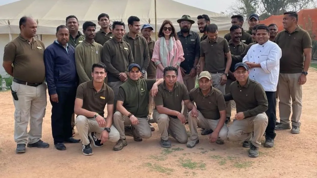 bollywood actress sonali bendre reached in mahakumbh image