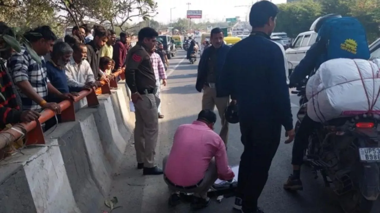 delhi geeta colony flyover accident image