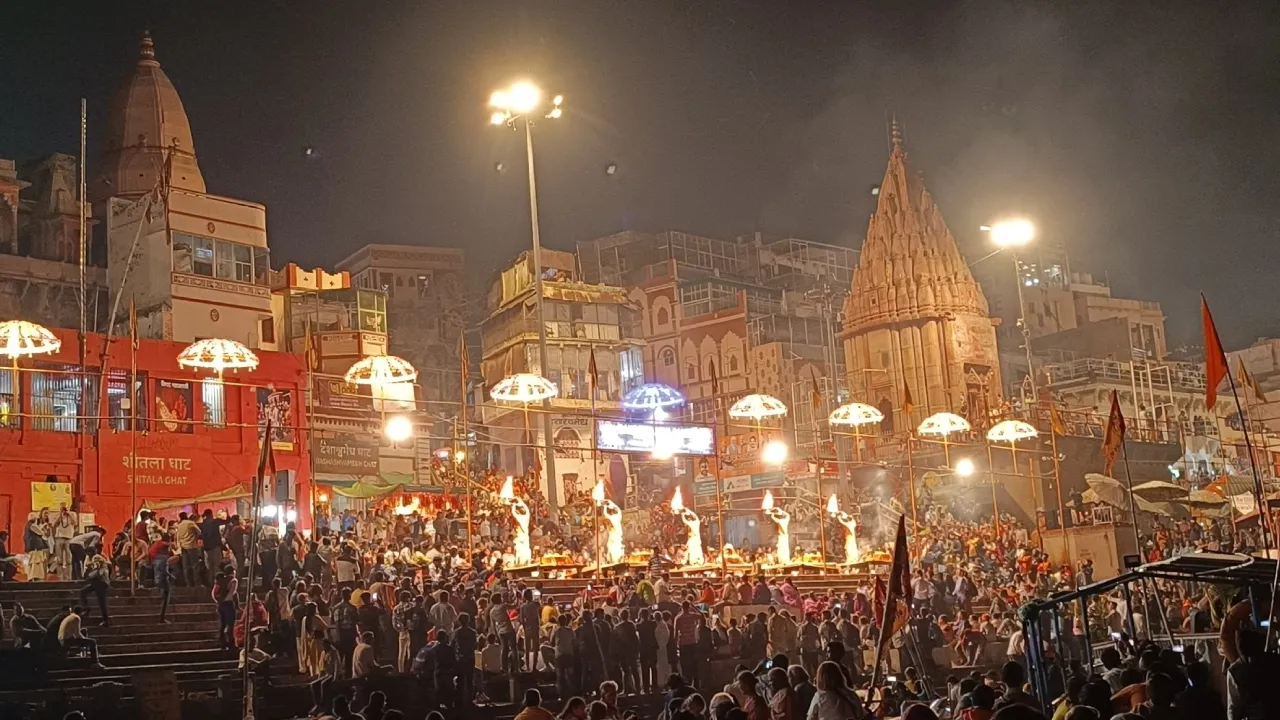 kashi Vishwanath Temple Shivratri 25 Lakh devotees Hotel Sector 1620 Restaurant earns 1575 crore