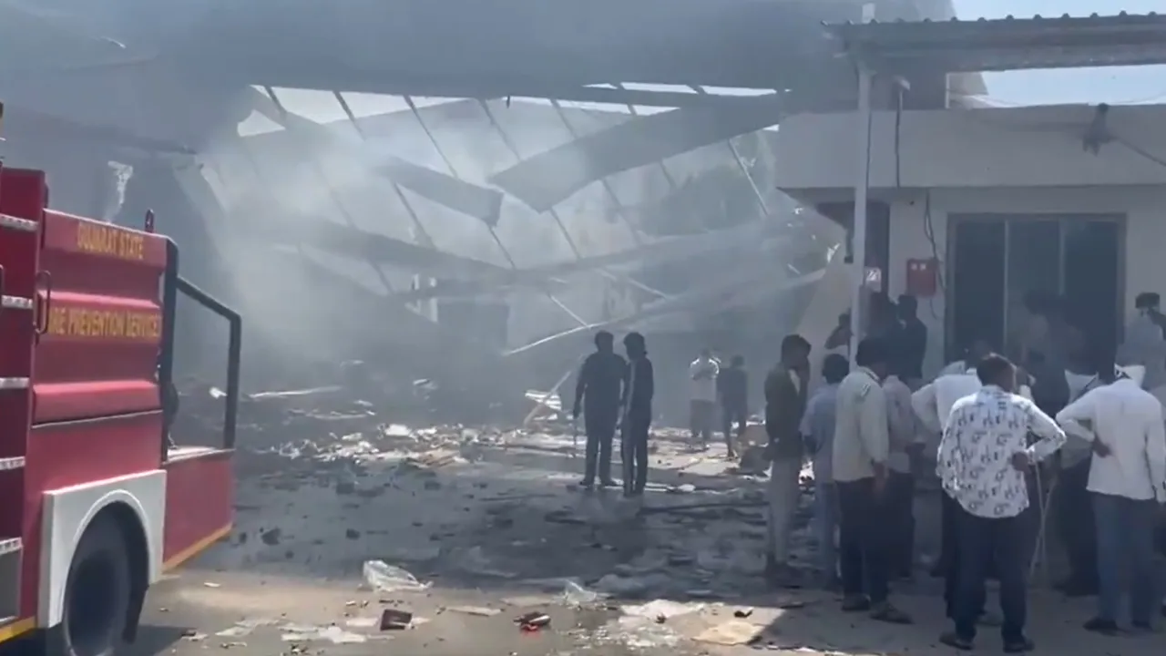 Gujarat banaskantha Firecracker Factory blast today many killed updates in hindi