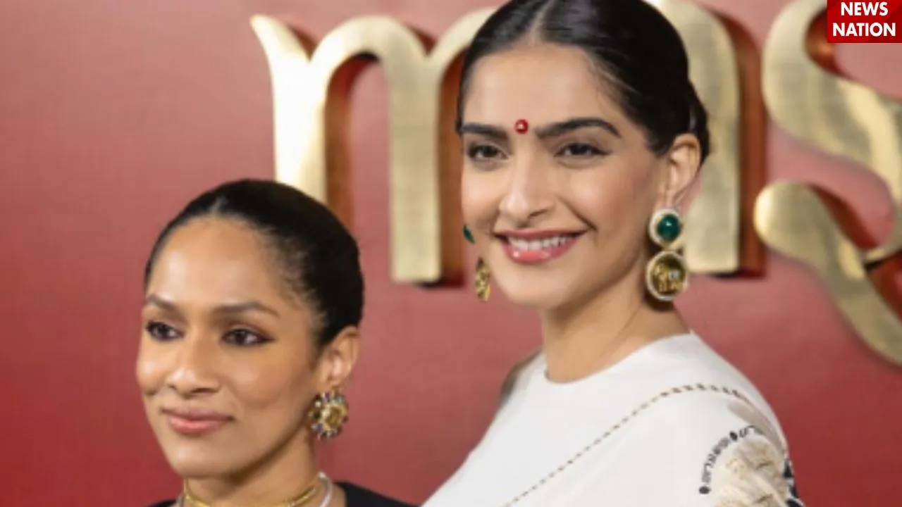 उनकी ऑफ व्हाइट साड़ी पर तमिल स्क्रिप्ट प्रिंट है. इसके साथ ही उनकी साड़ी पर क्लासिक पोलका डिजाइन बना हुआ है. 