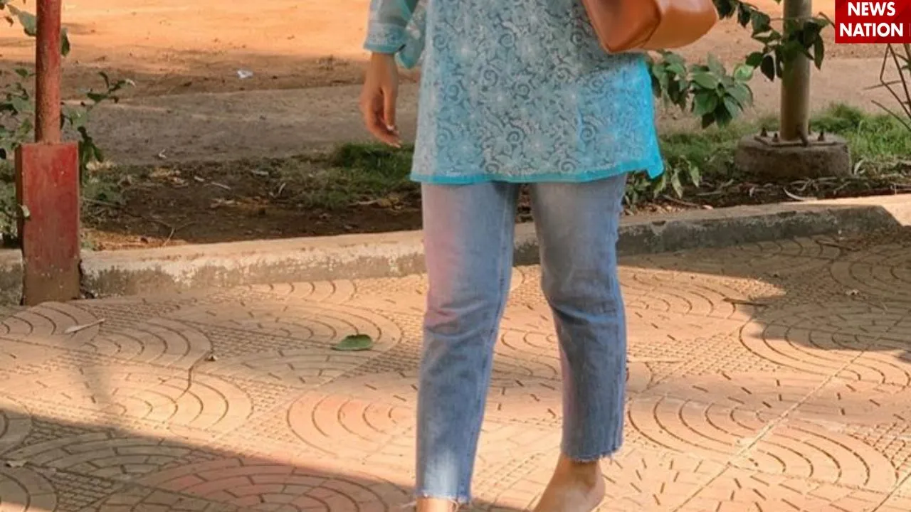 आप  चिकनकारी कुर्ती के साथ प्लाजो कैरी कर सकती हैं.  आप शॉर्ट या लॉन्ग में स्ट्रेट चिकनकारी कुर्ती भी जींस के साथ वियर कर सकती हैं.