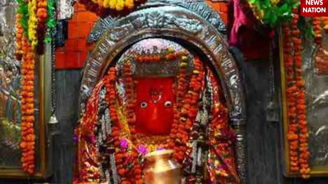करोल बाग में स्थित झंडेवालान हनुमान मंदिर की पहचान 108 फीट ऊंची हनुमान जी की मूर्ति है, जो दिल्ली की सबसे ऊंची हनुमान प्रतिमा है.  इस मंदिर में शाम की आरती के समय हनुमान जी की मूर्ति के हाथ हिलते हैं और सीना खुलता है, जिसमें राम-सीता की मूर्तियां दिखाई देती हैं.