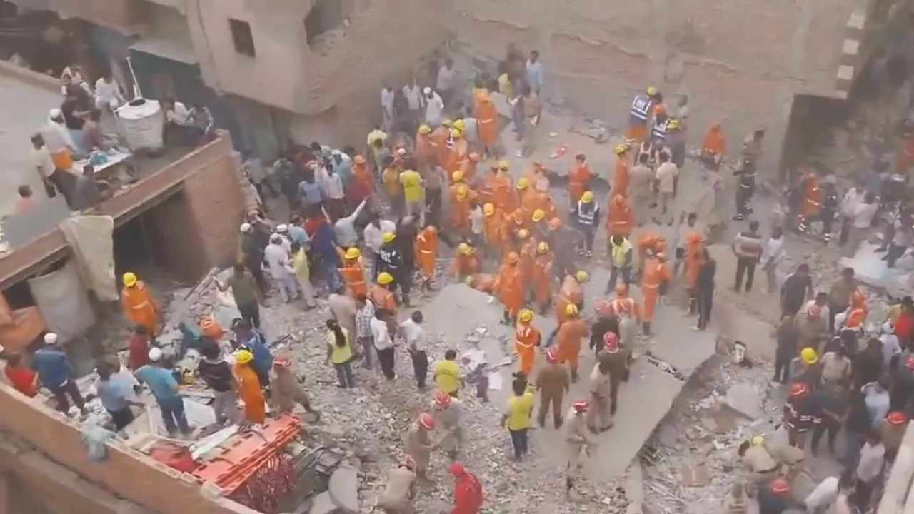 building collapsed in Mustafabad of delhi 4 killed updates in hindi
