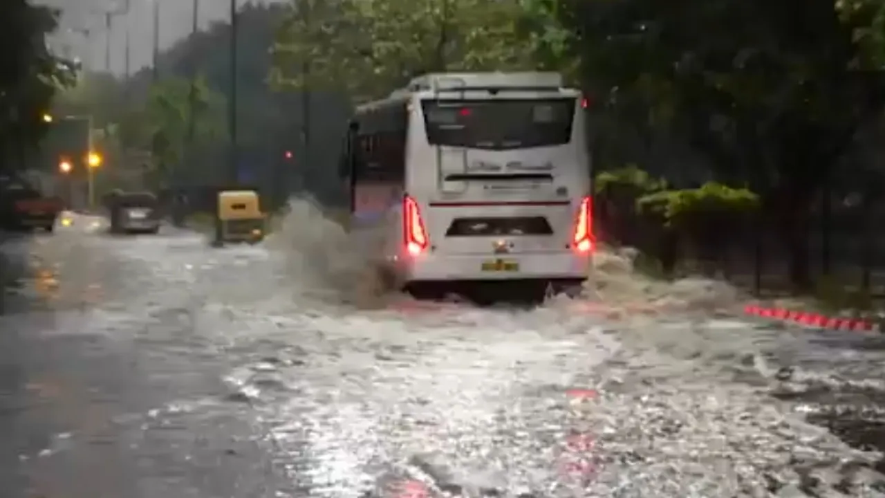 Delhi NCR Rain and Thunderstroms friday morning news in hindi