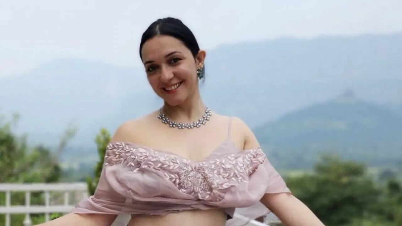 nauheed cyrusi