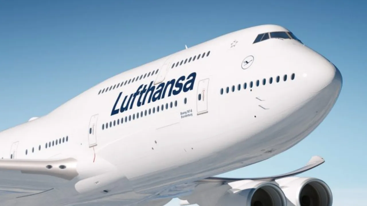 Lufthansa flight in air for 10 min without pilot News in hindi 