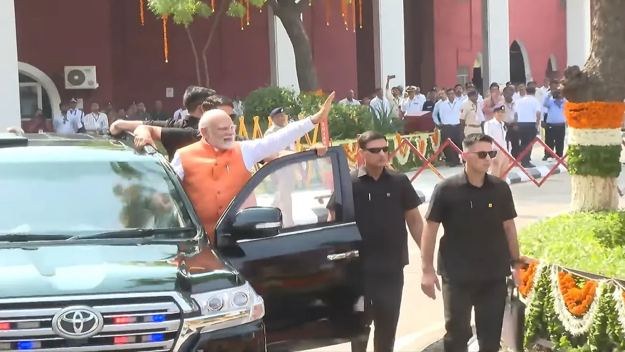 pm modi roadshow in varodra