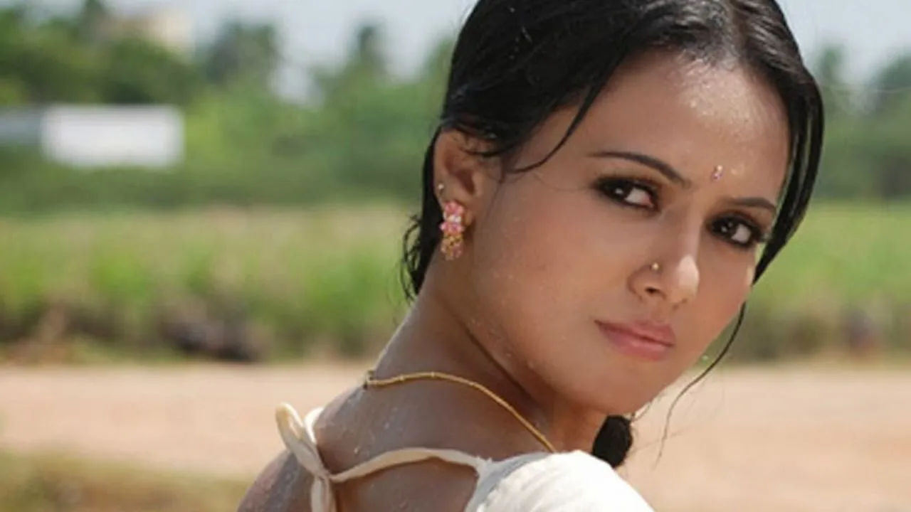 sana khan (1)