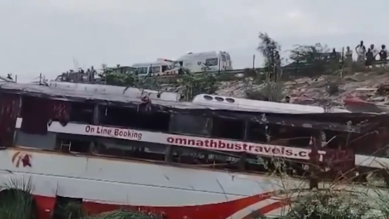 Road Accident in Agra-Lucknow Expressway Etawah  many killed and Injured updates in hindi