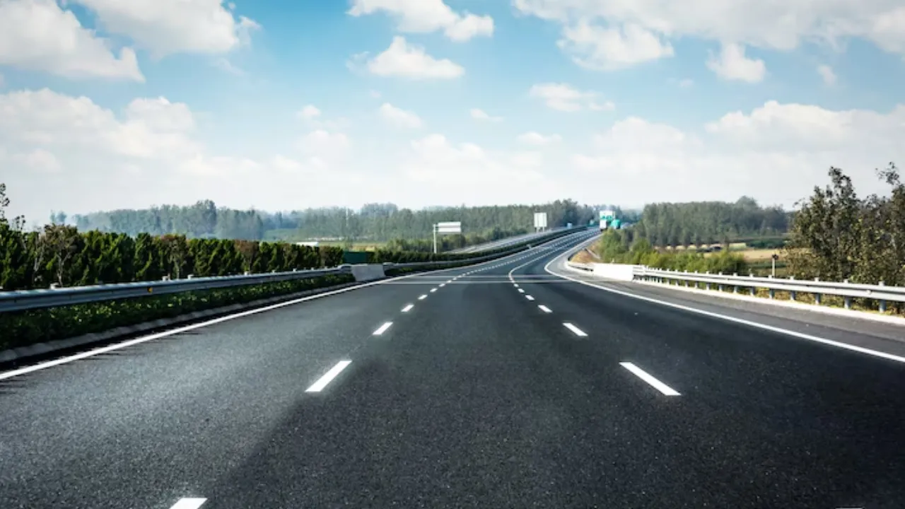Difference between Expressway and Highway