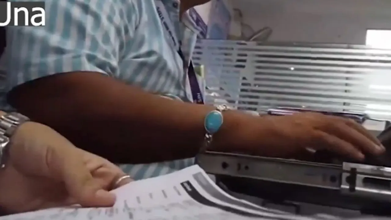 UNA SBI bank employee viral video