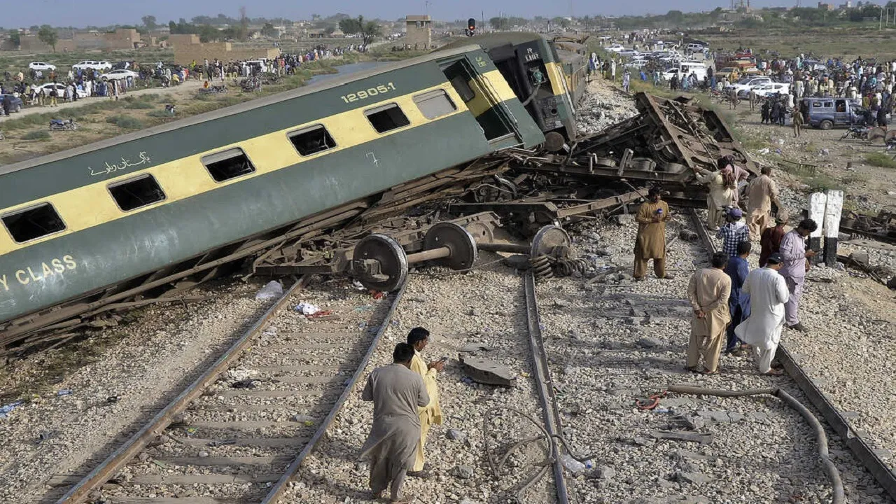 pakistan train derailed